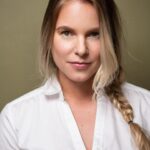 Ignacia Allamand Instagram - Ignacia de la Tormenta de la Casa Targaryen, La Primera de su Nombre, Reina de los Ándalos, los Rhoynar y los Primeros Hombres, Señora de los Siete Reinos, Khaleesi del Gran Mar de Hierba, La que no Arde, Protectora del Reino, Rompedora de Cadenas, Madre de Dragones, Señora de Rocadragón, Reina de Meereen, Yunkai y Astapor, Hija del Dragón, Reina de Dragones. En verdad soy solamente yo con una trenza pero ando muy pegada leyendo el quinto libro de GOT y no se me ocurrió ninguna otro texto para presumir esta foto preciosa que me sacó @lanat_studio y como soy la #queendelmuchotexto me robé estos títulos esperando pasar piola 😜 El make up no make up es de @davidmakeup 🔥 Que el padre, el guerrero, el herrero, la madre, la doncella, el smith, la anciana y el extraño los protejan y los hagan tomar agüita. Sepan perdonar lo nerd 🤓 Besitos 😘 Buena semana ✌🏼