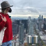 Ignacia Allamand Instagram - Hola todos ¿Cómo están? Ya sé Los tengo abandonados No tengo excusa Solo me hace bien retirarme a veces un poco de este mundo paralelo. (A veces un poco) Pero… Sé también que les estoy debiendo las fotos del viaje a Seattle Así que aquí van algunas: Desde los 14 quería conocer el banquito que está junto a la casa donde se suicidó el primer amor de mi vida. Exagero. Debe haber sido como el octavo. Fui enamoradiza desde chica. Pero Kurt Cobain fue el primero que enterré. Y en el mundo real, el único, Después enterré varios en mi mente. (Aunque esa es harina de otro post) Su muerte me dolió como le duele el amor a los adolescentes, y nunca abandone la ilusión de ir a ese lugar y verlo con mis ojos. Algunos sueños son grandes. Otros pequeños. Otros absurdos. Otros rockeros. Este tenía un poco de todo y fui muy feliz al poder cumplirlo. Afortunada, cómo siempre. Terca, también. Ahora que lo pienso, casi todos mis sueños tienen que ver con lugares. Y mis mayores miedos también. Irme de este plano sin poder conocer algunos es algo que a veces me angustia. Problemas felices, los míos, comparados con las cosas reales y terribles que atormentan a otras personas. Afortunada. Ya lo dije. Agradecida también. Si, el vagabundo con sombrero soy yo. Van todas sin filtro y sin retoque y algunas son harto malas pero que le vamos a hacer. Así son los viajes. Imperfectos. Por suerte. En este de hecho me enfermé como nunca. Gracias a todos quienes estuvieron ahí mandando buena onda como siempre. Abrazo a todos. Tomen agüita Perdón a quienes se deshidratan en mi ausencia. #Queendelmuchotexto Amigos y amigas nostálgicas de los 90, busquen en Spotify mi playlist “Fuck everything” Estoy como Ignaciachaopez ✌🏼
