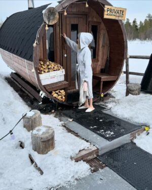 Iina Kuustonen Instagram - Kaupallinen yhteistyö ihanan @lapuankankurit kanssa🤍

Lapuan kankureiden tuotteet ovat olleet mun lemppareita aina! Olemme mun parhaan kaverin kanssa antaneet toisillemme synttärilahjaksi Lapuan kankureiden pyyhkeitä jo lukiovuosista asti. Se on paras lahja! Pellavapyyhe on kätevä matkoilla ja avantouinnissa, koska se menee pieneen tilaan ja kuivuu nopeasti. Ja ne ovat kauneimpia pyyhkeitä, mitä olen nähnyt!

Kävin Lapissa tynnyrisaunassa ja avannossa tunturipurossa ja mukana oli lempipyyhe ja kylpytakki.

Rakastan luonnonmateriaaleja: pellavaa ja villaa, ja tykkään erityisesti siitä kun tuotteiden takana on tarina. Inspiraatio kauniisiin tekstiileihin tulee Suomen karusta ja puhtaasta luonnosta. 

Lapuan kankurit on perheyritys ja tuotteet kudotaan vastuullisesti ja ympäristöä kunnioittaen.

Kiitos @lapuankankurit 🤍

#lempikylpytakki
#lempipyyhkeet
#perheyritys
#kotimainen
#kutomo
#pohjoinendesign
#lapuankankurit