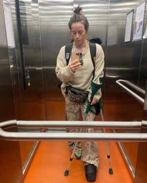 Iina Kuustonen Instagram - Mursin mun jalan toissakesänä ja lähdin kipsauksesta suoraan yötä vasten taxilla Poriin Pelle Hermannin kuvauksiin. Kuulostaa järjettömältä, mutta kaikki meni ihmeen hyvin! @marttisuosalo toimi kipsin peittäjänä, eli seisoi koko leffan sen edessä. Kepit piilotettiin pois kuvista ja mun hahmo sitten vain seisoikin, eikä liikkunut. Kunnes loppukesästä sain kipsin pois ja pystyttiin tekemään akrobatiakohtaukset!

@mustakalliominttu toi kauralattea ja viihdytti, joten koin olevani lomalla! 

Pelle Hermanni ja hypnotisoija on koko perheen elokuva ja sopii kaikenikäisille. Sellaisia leffoja tulee mielestäni liian harvoin.

Pelle Hermanni ja hypnotisoija on elokuvateattereissa nyt! ✨

@pellehermannielokuva 
#artista 
@aurorastudiosfi 
@elokuviin 
#vesavierikko 
#timokoivusalo