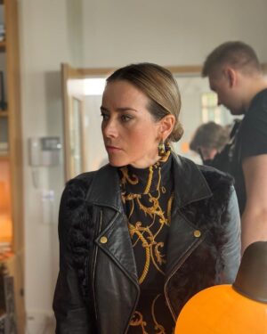 Iina Kuustonen Instagram - Kiitos taas yhdestä seikkailusta!

📸: @mikkoleppilampi

@yellowfilmtv 
@tairaksi 
@kaisapatila 
@jennieemeli 
@_ninna.p_