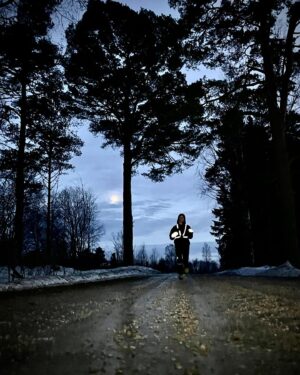 Iina Kuustonen Instagram - Keski-ikäinen talvijuoksuvarustukseni:

-nastat
-otsalamppu
-heijastinliivi
-heijastinhanskat
-villahousut
-kerrasto
-terveyskengät
-tuulipuku