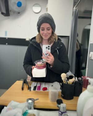 Iina Kuustonen Instagram - Kaupallinen yhteistyö ja alekoodi / @resqclub 🤍

Tämä ihana palvelu on pelastanut mun kuvauspäivien eväät! Tykkään tehdä itse ruoat töihin mukaan, mutta silloin kun en ehdi, turvaudun tähän. ResQ Club -appilla katson mistä mun lähiravintoloista tai kahviloista on menossa ruoka-annoksia hukkaan, ostan tuotteet alehinnalla ja nappaan mukaan matkalla töihin!

ResQ:n käyttäjät pelastavat joka ikinen päivä 10 000 ruoka-annosta päätymästä roskiin. Annokset ovat edullisia, joten voi itse säästää samalla kun saa hyvän mielen ja herkkuruoan.

Tällä kertaa vein hävikin pelastamisen vielä pidemmälle kun tein noutamieni pullien jämistä kotona köyhiä ritareita. (Maku oli parempi kuin ulkonäkö).

Oletko ostanut hävikkiruokaa? Jos et ole vielä kokeillut ResQ Clubia, lataa sovellus app.resq.club/Iina. Lisää koodi SGY-323 rekisteröitymisen yhteydessä niin saat -50% ensimmäisestä annoksestasi. Koodi lisätään klikkaamalla ”Asetukset” ja ”ResQ-koodit”.

#hävikkiruoka 
@resqclub 
#resqclub
#maskibussi
#kuvaukset