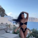 Ika Wong Instagram – What colour is your fav 🖤 or 🤍

#santorini #greece