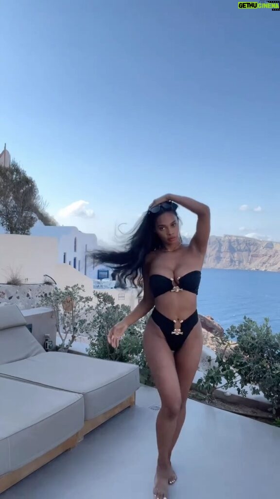 Ika Wong Instagram - What colour is your fav 🖤 or 🤍 #santorini #greece
