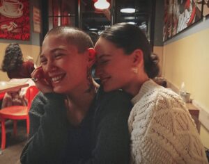 Ilayda Çevik Instagram - Hep söylüyorum yine söyleyeceğim, sen benim 1-0 önde başlama sebebimsin. İyi ki doğdun seni her şeyden çok seviyorum Melisa ❤️🌹💋🥂 #lilsis