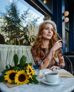 Ilayda Çevik Instagram - 🎶 Couleur Café ☕️🥖🌻🍸🪶🫶🏻 

📸 @berrak_baspinar merci mademoiselle 😌💋