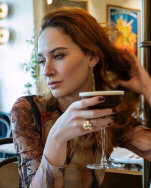 Ilayda Çevik Instagram - 🎶 Couleur Café ☕️🥖🌻🍸🪶🫶🏻 

📸 @berrak_baspinar merci mademoiselle 😌💋