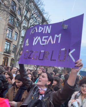 Ilayda Çevik Instagram - DÜNYA YERİNDEN OYNAR KADINLAR ÖZGÜR OLSA! 💜