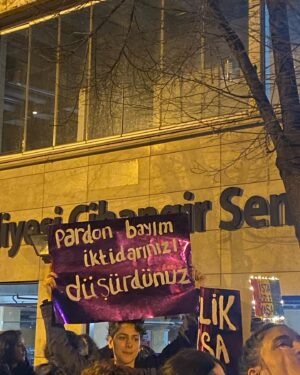 Ilayda Çevik Instagram - DÜNYA YERİNDEN OYNAR KADINLAR ÖZGÜR OLSA! 💜