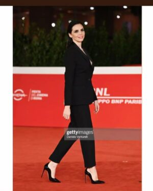 Ilenia Pastorelli Instagram - Tornare al festival di Roma per la premiere
"E NOI COME STRONZI RIMANEMMO A GUARDARE " 
Insieme a @pif_iltestimone e Fabio de Luigi
Grande emozione.
Thanks to
@ermannoscervino 
@lesilla 
@delfinadelettrez
Stylist @angelajbl 
Mua and hair @iamemanueleromano 
Press Office @rubik_comunicazione
Agency @stefano_chiappi_management