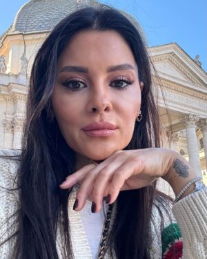 İlknur Soydaş Instagram - Happy valentine’s day.🇮🇹💚❤️
