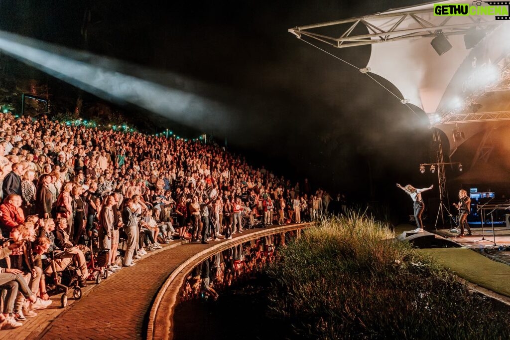 Ilse DeLange Instagram - Wat een geweldige dag gisteren in @caprera.openluchttheater ! 2 shows op 1 dag, allebei anders allebei heel fijn op misschien wel de laatste echte zomerse dag van dit jaar. Dank aan iedereen die er was in Bloemendaal maar ook de afgelopen weken bij de andere openlucht shows! We kunnen niet wachten om jullie weer te zien in de clubs vanaf november! 📷: @jaapkroonfotografie 🙏🏻