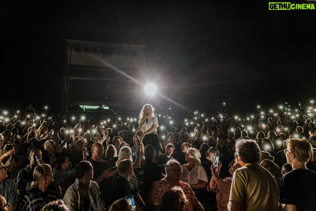 Ilse DeLange Instagram - Wat een geweldige dag gisteren in @caprera.openluchttheater ! 2 shows op 1 dag, allebei anders allebei heel fijn op misschien wel de laatste echte zomerse dag van dit jaar. Dank aan iedereen die er was in Bloemendaal maar ook de afgelopen weken bij de andere openlucht shows! We kunnen niet wachten om jullie weer te zien in de clubs vanaf november! 📷: @jaapkroonfotografie 🙏🏻