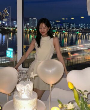 Im Min-su Instagram - 밤은 이런 모습🖤

@sseri_j 덕분에 오늘의 헤어 완셩🤍