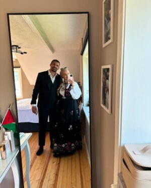 Iman Meskini Instagram - Reklame: Oslobunad lånt fra @emblabunader 🇳🇴❤️

Jeg har drømt om å gå i bunad på 17. mai hele livet mitt. Fra jeg var liten har jeg alltid sett opp til de som bar dette vakre plagget på nasjonaldagen, og i år var det endelig min tur🙌🏽

Jeg har reflektert over hvorfor det var så viktig for meg å skulle ha på meg bunaden en dag jeg også. Jeg har vel kommet fram til at det var fordi  jeg var opptatt av å bli ansett som «norsk nok»🇳🇴

Heldigvis har jeg kommet en lang vei derfra. Det er ikke viktig for meg hva andre anser meg som. Det viktigste er hva jeg føler meg. Jeg ER ingen nasjonalitet, jeg ER bare meg 🌸

Jeg trenger ikke å la meg definere av hvor mine foreldre er fra, eller hvor jeg ble født, eller hvor jeg vokste opp. Det er lov å føle seg som litt av alt, eller ingenting av noe🤷🏽‍♀️

I dag bærer jeg bunaden fordi jeg synes den er et vakkert plagg, og fordi jeg alltid har ønsket meg muligheten til å kunne ha den på. Den bærer jeg stolt, like stolt som jeg bærer hijaben min, palestinaskjerfet mitt og i andre anledninger andre nasjonaldrakter⭐️

Jeg er et produkt av mange ting, og det er helt greit. Jeg er et menneske som er i stadig endring og trenger ikke å ha et fasitsvar på om jeg er det ene eller andre, det viktige er at jeg er takknemlig for hvor jeg er i dag, og stolt over den jeg har blitt til 🤲🏽

Gratulerer med dagen (på etterskudd) 🇳🇴🎈