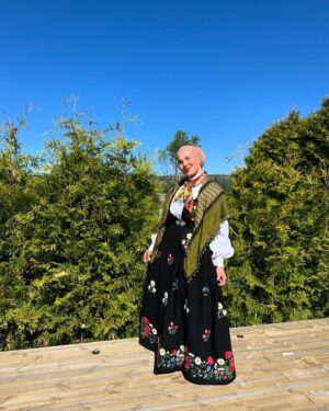 Iman Meskini Instagram - Reklame: Oslobunad lånt fra @emblabunader 🇳🇴❤️

Jeg har drømt om å gå i bunad på 17. mai hele livet mitt. Fra jeg var liten har jeg alltid sett opp til de som bar dette vakre plagget på nasjonaldagen, og i år var det endelig min tur🙌🏽

Jeg har reflektert over hvorfor det var så viktig for meg å skulle ha på meg bunaden en dag jeg også. Jeg har vel kommet fram til at det var fordi  jeg var opptatt av å bli ansett som «norsk nok»🇳🇴

Heldigvis har jeg kommet en lang vei derfra. Det er ikke viktig for meg hva andre anser meg som. Det viktigste er hva jeg føler meg. Jeg ER ingen nasjonalitet, jeg ER bare meg 🌸

Jeg trenger ikke å la meg definere av hvor mine foreldre er fra, eller hvor jeg ble født, eller hvor jeg vokste opp. Det er lov å føle seg som litt av alt, eller ingenting av noe🤷🏽‍♀️

I dag bærer jeg bunaden fordi jeg synes den er et vakkert plagg, og fordi jeg alltid har ønsket meg muligheten til å kunne ha den på. Den bærer jeg stolt, like stolt som jeg bærer hijaben min, palestinaskjerfet mitt og i andre anledninger andre nasjonaldrakter⭐️

Jeg er et produkt av mange ting, og det er helt greit. Jeg er et menneske som er i stadig endring og trenger ikke å ha et fasitsvar på om jeg er det ene eller andre, det viktige er at jeg er takknemlig for hvor jeg er i dag, og stolt over den jeg har blitt til 🤲🏽

Gratulerer med dagen (på etterskudd) 🇳🇴🎈