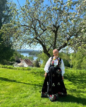 Iman Meskini Instagram - Reklame: Oslobunad lånt fra @emblabunader 🇳🇴❤️

Jeg har drømt om å gå i bunad på 17. mai hele livet mitt. Fra jeg var liten har jeg alltid sett opp til de som bar dette vakre plagget på nasjonaldagen, og i år var det endelig min tur🙌🏽

Jeg har reflektert over hvorfor det var så viktig for meg å skulle ha på meg bunaden en dag jeg også. Jeg har vel kommet fram til at det var fordi  jeg var opptatt av å bli ansett som «norsk nok»🇳🇴

Heldigvis har jeg kommet en lang vei derfra. Det er ikke viktig for meg hva andre anser meg som. Det viktigste er hva jeg føler meg. Jeg ER ingen nasjonalitet, jeg ER bare meg 🌸

Jeg trenger ikke å la meg definere av hvor mine foreldre er fra, eller hvor jeg ble født, eller hvor jeg vokste opp. Det er lov å føle seg som litt av alt, eller ingenting av noe🤷🏽‍♀️

I dag bærer jeg bunaden fordi jeg synes den er et vakkert plagg, og fordi jeg alltid har ønsket meg muligheten til å kunne ha den på. Den bærer jeg stolt, like stolt som jeg bærer hijaben min, palestinaskjerfet mitt og i andre anledninger andre nasjonaldrakter⭐️

Jeg er et produkt av mange ting, og det er helt greit. Jeg er et menneske som er i stadig endring og trenger ikke å ha et fasitsvar på om jeg er det ene eller andre, det viktige er at jeg er takknemlig for hvor jeg er i dag, og stolt over den jeg har blitt til 🤲🏽

Gratulerer med dagen (på etterskudd) 🇳🇴🎈