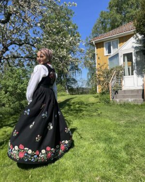Iman Meskini Instagram - Reklame: Oslobunad lånt fra @emblabunader 🇳🇴❤️

Jeg har drømt om å gå i bunad på 17. mai hele livet mitt. Fra jeg var liten har jeg alltid sett opp til de som bar dette vakre plagget på nasjonaldagen, og i år var det endelig min tur🙌🏽

Jeg har reflektert over hvorfor det var så viktig for meg å skulle ha på meg bunaden en dag jeg også. Jeg har vel kommet fram til at det var fordi  jeg var opptatt av å bli ansett som «norsk nok»🇳🇴

Heldigvis har jeg kommet en lang vei derfra. Det er ikke viktig for meg hva andre anser meg som. Det viktigste er hva jeg føler meg. Jeg ER ingen nasjonalitet, jeg ER bare meg 🌸

Jeg trenger ikke å la meg definere av hvor mine foreldre er fra, eller hvor jeg ble født, eller hvor jeg vokste opp. Det er lov å føle seg som litt av alt, eller ingenting av noe🤷🏽‍♀️

I dag bærer jeg bunaden fordi jeg synes den er et vakkert plagg, og fordi jeg alltid har ønsket meg muligheten til å kunne ha den på. Den bærer jeg stolt, like stolt som jeg bærer hijaben min, palestinaskjerfet mitt og i andre anledninger andre nasjonaldrakter⭐️

Jeg er et produkt av mange ting, og det er helt greit. Jeg er et menneske som er i stadig endring og trenger ikke å ha et fasitsvar på om jeg er det ene eller andre, det viktige er at jeg er takknemlig for hvor jeg er i dag, og stolt over den jeg har blitt til 🤲🏽

Gratulerer med dagen (på etterskudd) 🇳🇴🎈