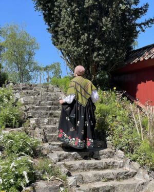 Iman Meskini Instagram - Reklame: Oslobunad lånt fra @emblabunader 🇳🇴❤️

Jeg har drømt om å gå i bunad på 17. mai hele livet mitt. Fra jeg var liten har jeg alltid sett opp til de som bar dette vakre plagget på nasjonaldagen, og i år var det endelig min tur🙌🏽

Jeg har reflektert over hvorfor det var så viktig for meg å skulle ha på meg bunaden en dag jeg også. Jeg har vel kommet fram til at det var fordi  jeg var opptatt av å bli ansett som «norsk nok»🇳🇴

Heldigvis har jeg kommet en lang vei derfra. Det er ikke viktig for meg hva andre anser meg som. Det viktigste er hva jeg føler meg. Jeg ER ingen nasjonalitet, jeg ER bare meg 🌸

Jeg trenger ikke å la meg definere av hvor mine foreldre er fra, eller hvor jeg ble født, eller hvor jeg vokste opp. Det er lov å føle seg som litt av alt, eller ingenting av noe🤷🏽‍♀️

I dag bærer jeg bunaden fordi jeg synes den er et vakkert plagg, og fordi jeg alltid har ønsket meg muligheten til å kunne ha den på. Den bærer jeg stolt, like stolt som jeg bærer hijaben min, palestinaskjerfet mitt og i andre anledninger andre nasjonaldrakter⭐️

Jeg er et produkt av mange ting, og det er helt greit. Jeg er et menneske som er i stadig endring og trenger ikke å ha et fasitsvar på om jeg er det ene eller andre, det viktige er at jeg er takknemlig for hvor jeg er i dag, og stolt over den jeg har blitt til 🤲🏽

Gratulerer med dagen (på etterskudd) 🇳🇴🎈