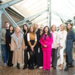 Iman Meskini Instagram - For en reise! ⭐️ Jeg er så stolt over hva 10 ressurssterke kvinner 1 mann i HER - teamet har klart å få til på litt over 1 år. Ballen begynte å rulle i januar 2023 da @donnakastrati tok kontakt med meg på instagram og lurte på om jeg ville være med på denne reisen, og jeg har ikke sett meg tilbake siden jeg svarte «JA!». Det har vært utrolig spennende, lærerikt, gøy, slitsomt, stressende, utfordrende også gøy igjen! @donnakastrati åpnet en dør til en helt ny verden for meg, og jeg er så takknemlig for å få lov til å være en del av denne fantastiske ideen som ble til virkelighet i går 8. mars!👏🏽 @her_programmet er ENDELIG lansert og du kan nå gå inn på linken i bio og sjekke ut hva det hele handler om. Har du en indre gründer i deg som du vil slippe fri? - NÅ ER TIDEN INNE! Og frem til mandag kan du kjøpe tilgang til alle 4 fasene i programmet for en introduksjonspris på 4990kr!❤️