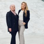 Iman Meskini Instagram - For en reise! ⭐️ Jeg er så stolt over hva 10 ressurssterke kvinner 1 mann i HER - teamet har klart å få til på litt over 1 år. Ballen begynte å rulle i januar 2023 da @donnakastrati tok kontakt med meg på instagram og lurte på om jeg ville være med på denne reisen, og jeg har ikke sett meg tilbake siden jeg svarte «JA!». Det har vært utrolig spennende, lærerikt, gøy, slitsomt, stressende, utfordrende også gøy igjen! @donnakastrati åpnet en dør til en helt ny verden for meg, og jeg er så takknemlig for å få lov til å være en del av denne fantastiske ideen som ble til virkelighet i går 8. mars!👏🏽 @her_programmet er ENDELIG lansert og du kan nå gå inn på linken i bio og sjekke ut hva det hele handler om. Har du en indre gründer i deg som du vil slippe fri? - NÅ ER TIDEN INNE! Og frem til mandag kan du kjøpe tilgang til alle 4 fasene i programmet for en introduksjonspris på 4990kr!❤️