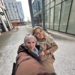 Iman Meskini Instagram - For en reise! ⭐️ Jeg er så stolt over hva 10 ressurssterke kvinner 1 mann i HER - teamet har klart å få til på litt over 1 år. Ballen begynte å rulle i januar 2023 da @donnakastrati tok kontakt med meg på instagram og lurte på om jeg ville være med på denne reisen, og jeg har ikke sett meg tilbake siden jeg svarte «JA!». Det har vært utrolig spennende, lærerikt, gøy, slitsomt, stressende, utfordrende også gøy igjen! @donnakastrati åpnet en dør til en helt ny verden for meg, og jeg er så takknemlig for å få lov til å være en del av denne fantastiske ideen som ble til virkelighet i går 8. mars!👏🏽 @her_programmet er ENDELIG lansert og du kan nå gå inn på linken i bio og sjekke ut hva det hele handler om. Har du en indre gründer i deg som du vil slippe fri? - NÅ ER TIDEN INNE! Og frem til mandag kan du kjøpe tilgang til alle 4 fasene i programmet for en introduksjonspris på 4990kr!❤️