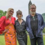 Imelda May Instagram - Tonight 9pm @skytv !!! It was a delight to join Jim Moir (aka Vic Reeves) and his wife Nancy Sorrell on their ornithological adventure, “Painting with Birds”. What a lovely couple and delightful programme. I showed them around a part of my neck of the woods, the stunning Irish province of Leinster, as they searched for little terns. Airs tonight on SKY TV @ 9pm. Jim & Nancy journey to a different area each episode to paint the unique species of birds native to that region, joined by local artists and friends such as Justin Hawkins, Mary McCartney and Nitin Ganatra. I was in my element in beautiful Irish countryside, sketching and talking with them about my love and affinity with crows. @jimmoirart @nancysorrell @skytv