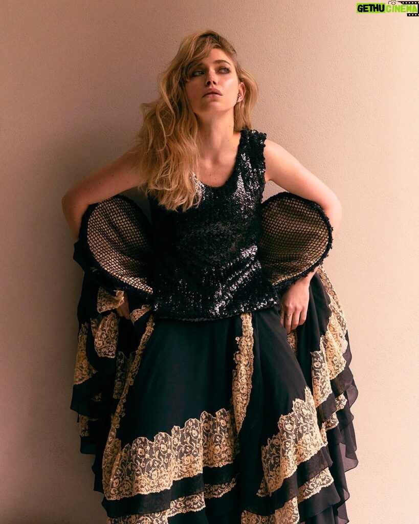 Imogen Poots Instagram - @amazingmagazine @lisahoughton @bentalbott @nailsbynadiabx @mrbitton @damianfoxe 🖤