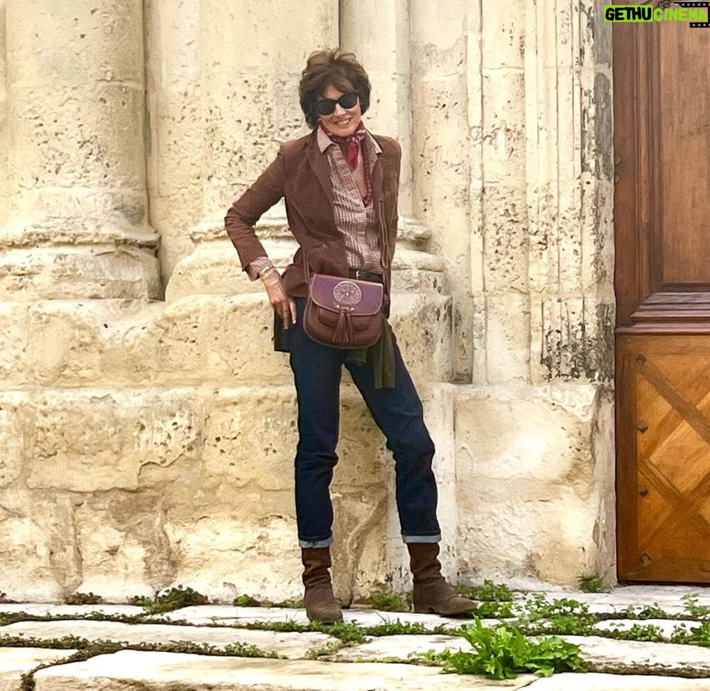 Inès de La Fressange Instagram - Touriste à Arles #Provence #Arles #today #picture #LucienLeuven #antics