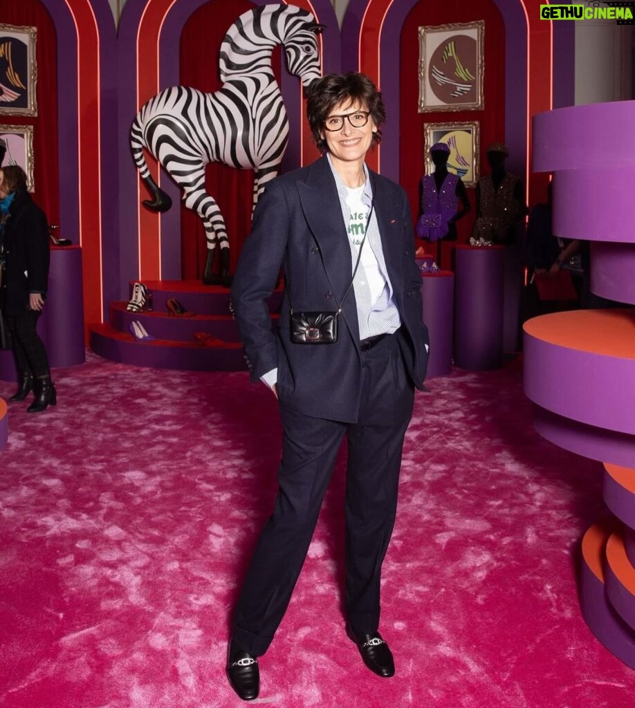 Inès de La Fressange Instagram - Un zèbre, un lion ♌️ … @rogervivier #fashionweek #fashionjungle #JaiOubliéDenleverMesLunettes