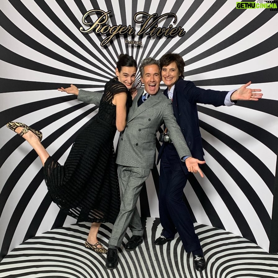 Inès de La Fressange Instagram - Quand la famille débarque chez Roger Vivier … #bonheur #pressday @vincent_darre @ninedurso @rogervivier #vivieroptical #parisianstyle #myfriendshavetalent