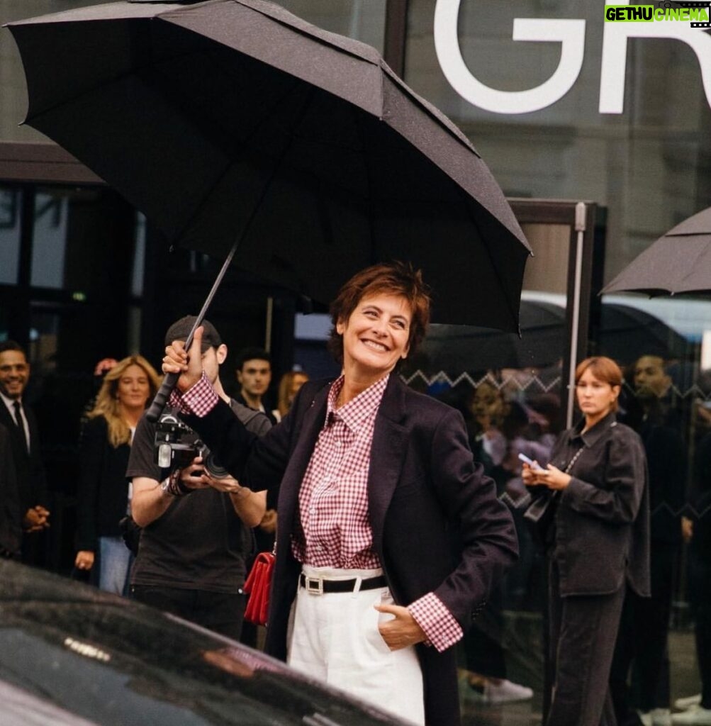 Inès de La Fressange Instagram - Quand tu fais semblant d’être ravie qu’il pleuve… #defilechanel #hier #louravidelacreche #pfw #raindrops #Chanel #picture @dariasenin