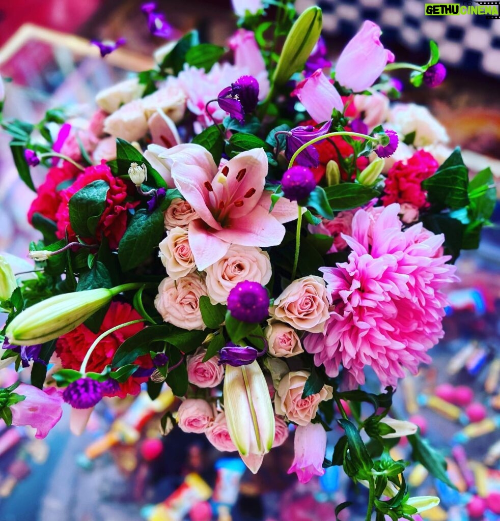 Inès de La Fressange Instagram - Ce que je vois en arrivant au bureau #thinkpositive #flowers #flowerslovers @baptiste.fleurs @rogervivier #congrats @_stmleux
