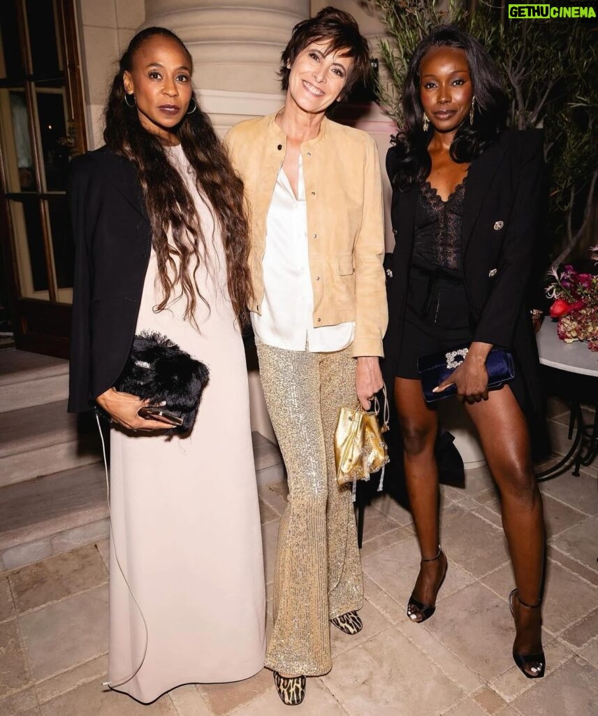 Inès de La Fressange Instagram - ma vie d’hôtesse de l’air : après Londres, Shanghaï, Malaga, New-York: Los Angeles avec Stacie & Anna @rogervivier #party @iamamiddleagemodel @mameanna_diop #jetlag but happy .