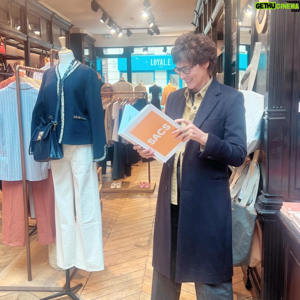 Inès de La Fressange Instagram - Le 25 avril à 17:30hrs l’auteure de cette bible «  Sacs » viendra peut-être 24 rue de Grenelle signer son livre en personne ! Je négocie avec son avocat, son agent et sa maison d’édition… @sophiegachet @inesdelafressangeparis , tu passeras ?!! (Si tu ne likes pas elle ne viendra jamais c’est une star helvète…)