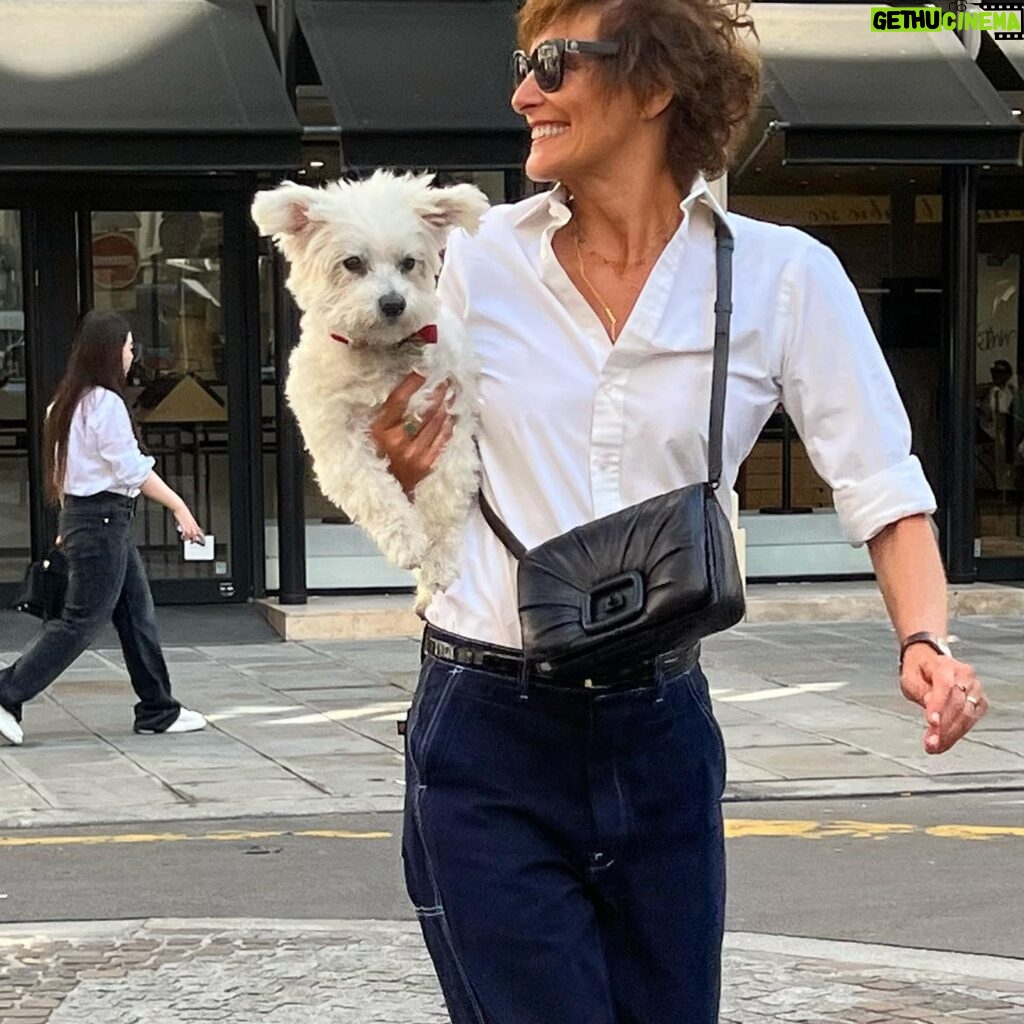 Inès de La Fressange Instagram - mes accessoires pour la rentrée… #vivchocbag #rogervivier @gherardofelloni #parisianstyle #picture @_stmleux #Parigi #today #DinkyPresident