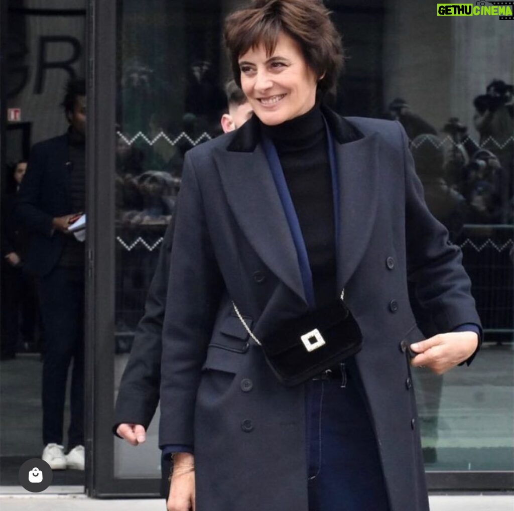 Inès de La Fressange Instagram - je ne quitte plus ce manteau @inesdelafressangeparis mais va comprendre pourquoi il s’appelle « Mauricette » 🤷🏻‍♀️ 😂