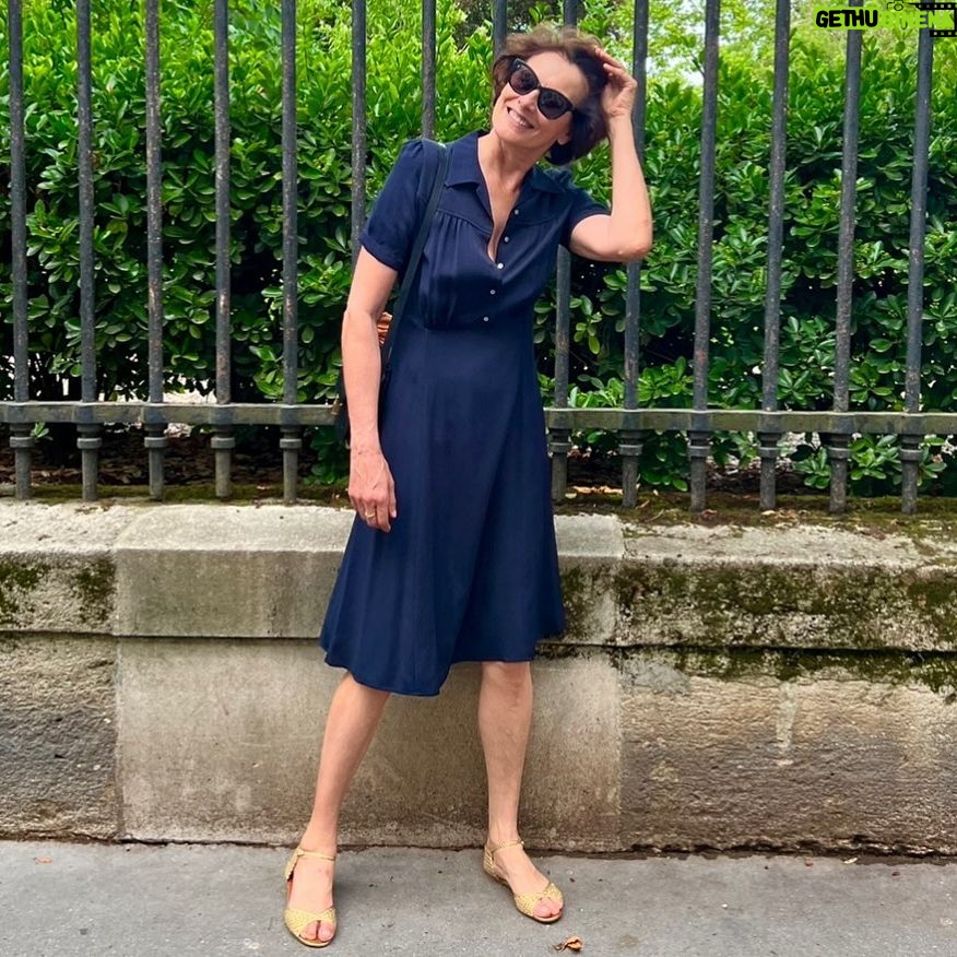 Inès de La Fressange Instagram - Une fois par an je porte une robe ! 😂 robe Angèle @inesdelafressangeparis #inesdelafressangeparis #springsummer2023collection #OnDiraitUneLampe #lucienleuven