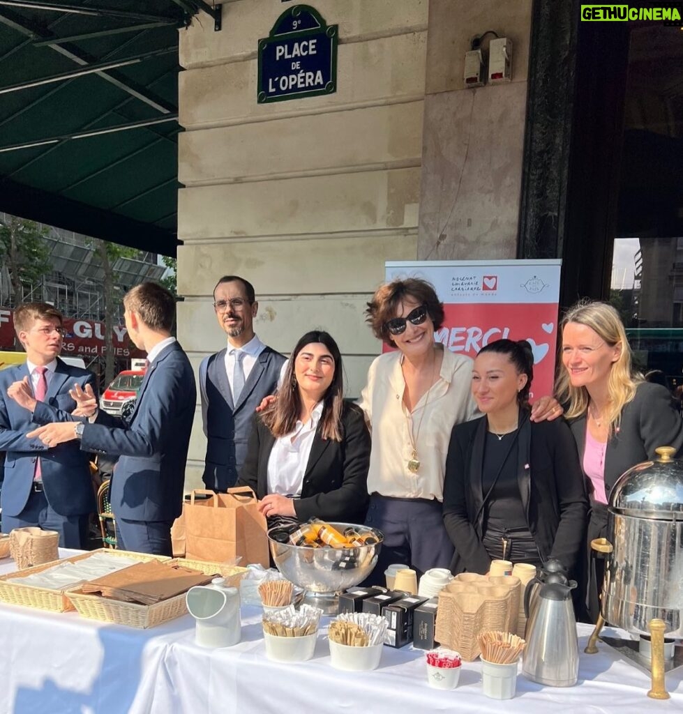 Inès de La Fressange Instagram - merci à tous ceux qui sont venus au petit déjeuner @mecenatcardiaque et merci à la générosité du @cafedelapaixparis . C’est toute la semaine .#mecenatchirurgiecardiaque #lespetitsdejeunersducoeur #bonnecause