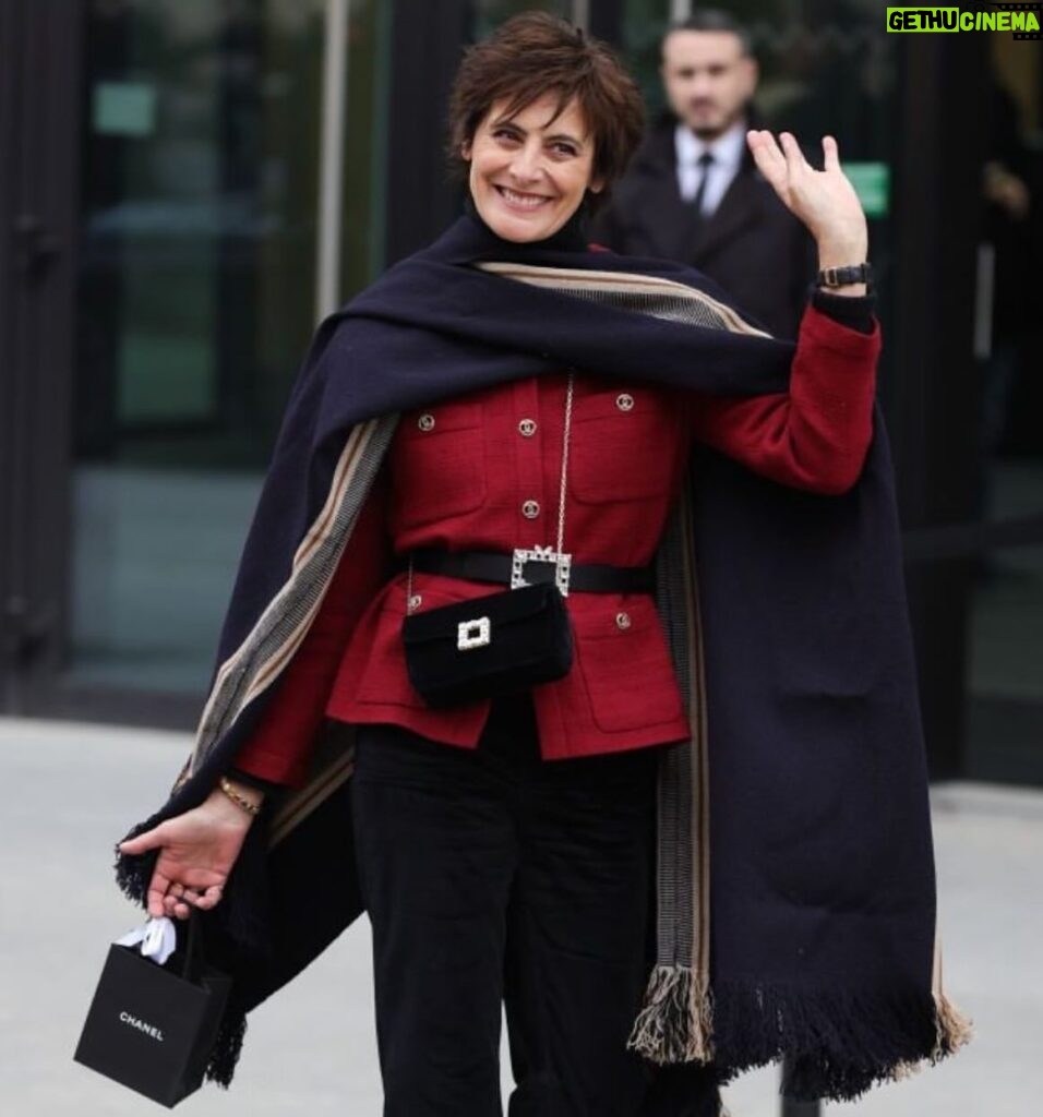 Inès de La Fressange Instagram - Quand tu te prends pour la reine d’Angleterre en sortant du défilé Chanel … #today @chanel #argentinian #poncho #stupidgirl #hautecouture #parisianstyle 🇦🇷 🇫🇷 #picture @newsatelier @arandu.talabarteria