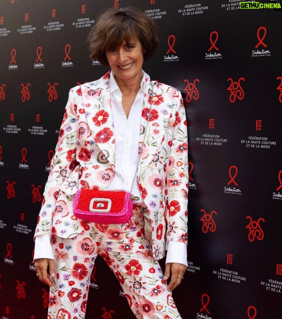 Inès de La Fressange Instagram - Étude pour une attitude de singe , très élaborée … @sidaction hier soir , toute habillée en @inesdelafressangeparis . #CommentairesDésagréablesPasSouhaitésToutdeMêmeNonPlus 🙉 😂