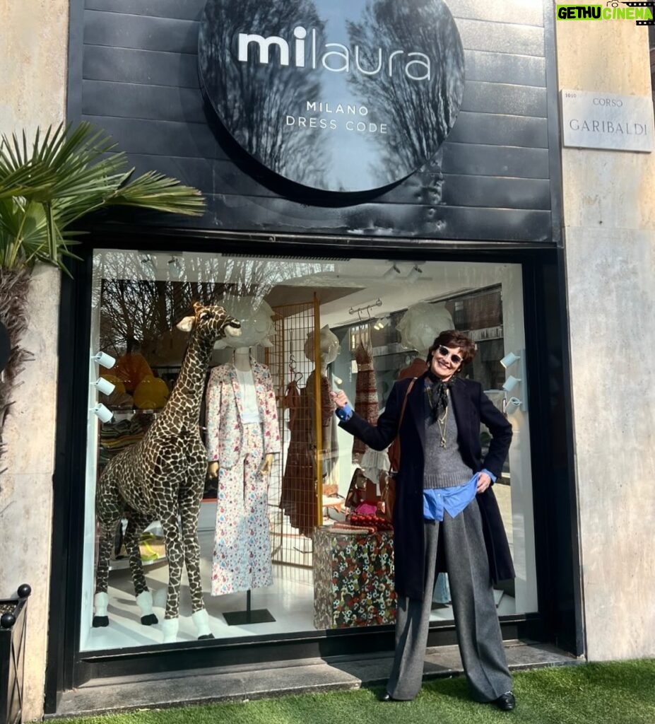 Inès de La Fressange Instagram - Super fière de découvrir ma collection @inesdelafressangeparis en vitrine de @milaura.milano #consecration #milano #VivaItalia #vivaLaura !