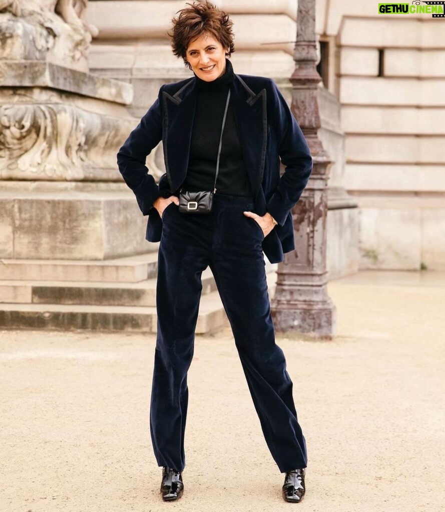 Inès de La Fressange Instagram - Pour une fois j’aime assez cette photo , merci @dariasenin @schiaparelli #yesterday #fashionweek #hautecouture #paris #parisianstyle #Garçonmanqué #grimaçe #bag @rogervivier