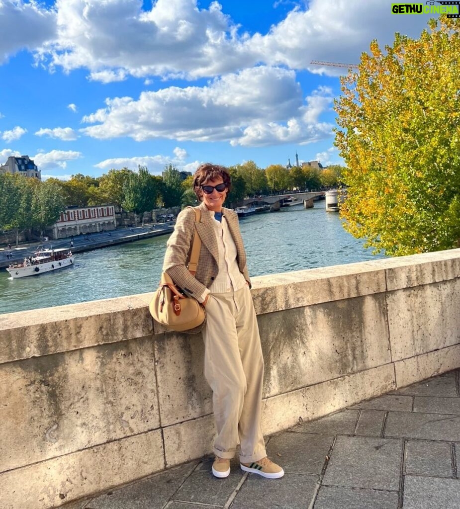 Inès de La Fressange Instagram - Éternelle touriste #Parigi #lucienleuven