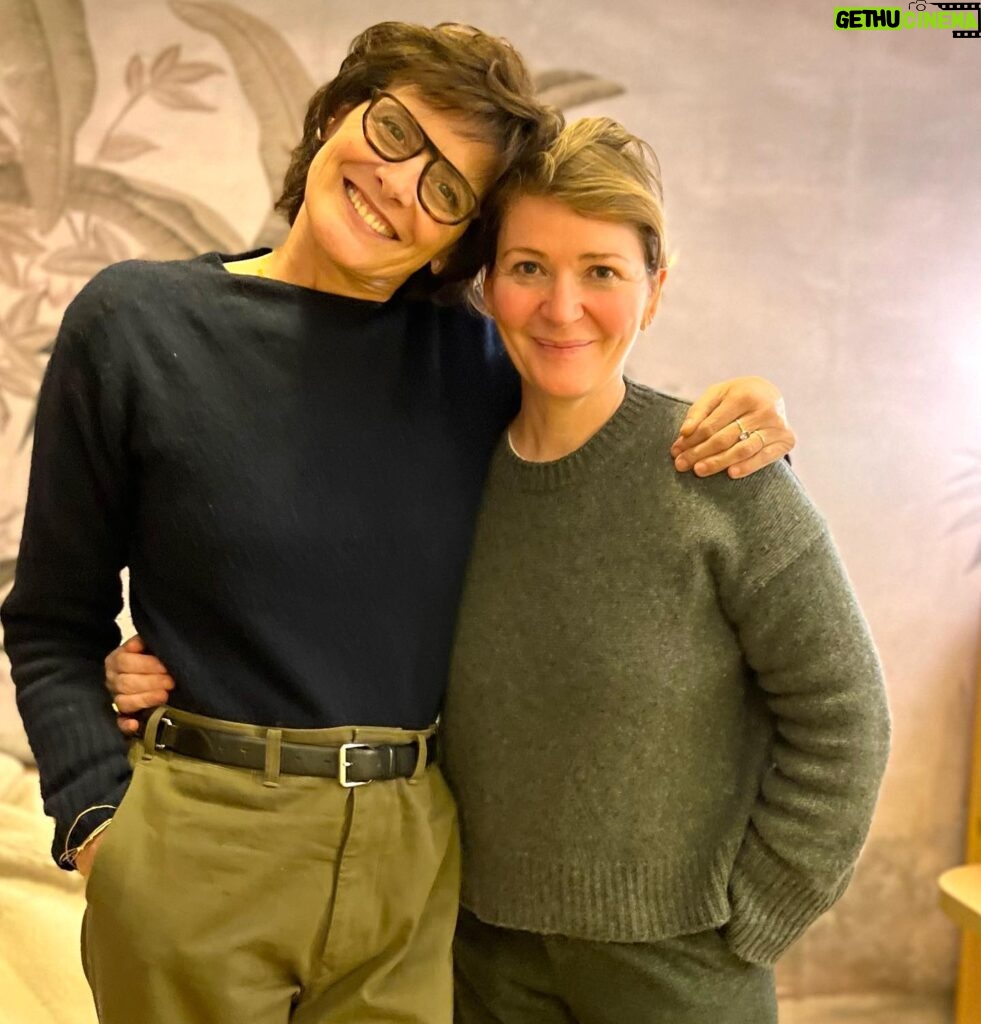 Inès de La Fressange Instagram - Avec ma gentille Delphine @delphinecourteille_paris #vivelescopines #besthairdresser #28ruedumontthabor #parisianstyle #myfriendshavetalent ♡