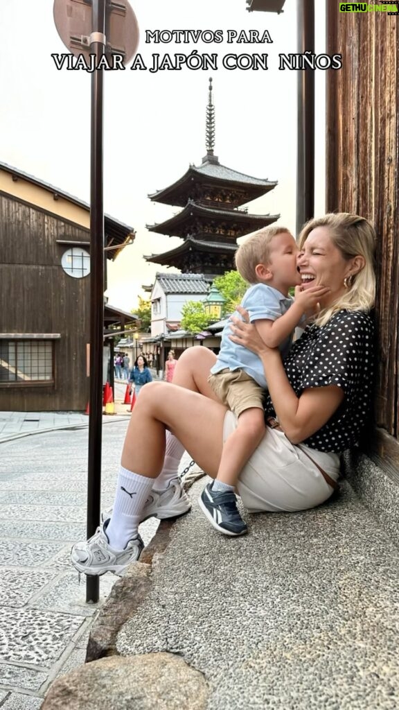 Inés Palombo Instagram - Dudamos en hacer este viaje en familia por lo que significaba. Japón puede parecer un destino lejano y muy diferente, la verdad que lo es, pero no nos resultó un obstáculo para viajar con Feli. Les comparto en el reel algunas cosas muy geniales que tiene este país para viajar con niños 👶 Espero que les sirva y me pueden dejar en comentarios todo lo que les gustaría saber de este tema 🇯🇵 @despegar #viaje #viajar #familia #bebe #baby #japon #trip