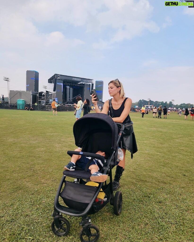 Inés Palombo Instagram - Un poco de lo que fue el @lollapaloozaar este año… Especial porque tocaron mis cuñados @_babeblade_ y @guachobleu y la rompieron, y Feli no paró un segundo con sus primos 🤍 (las últimas fotos no tienen desperdicio ☺️). Total look @justaosadia #lollaar #lollapalooza #festival #bebe #familia #look