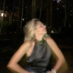 Inés Palombo Instagram - Sábado por la noche… Qué música le ponemos a esta secuencia? Total look @justaosadia #sabado #finde #look #outfit #finde #noche