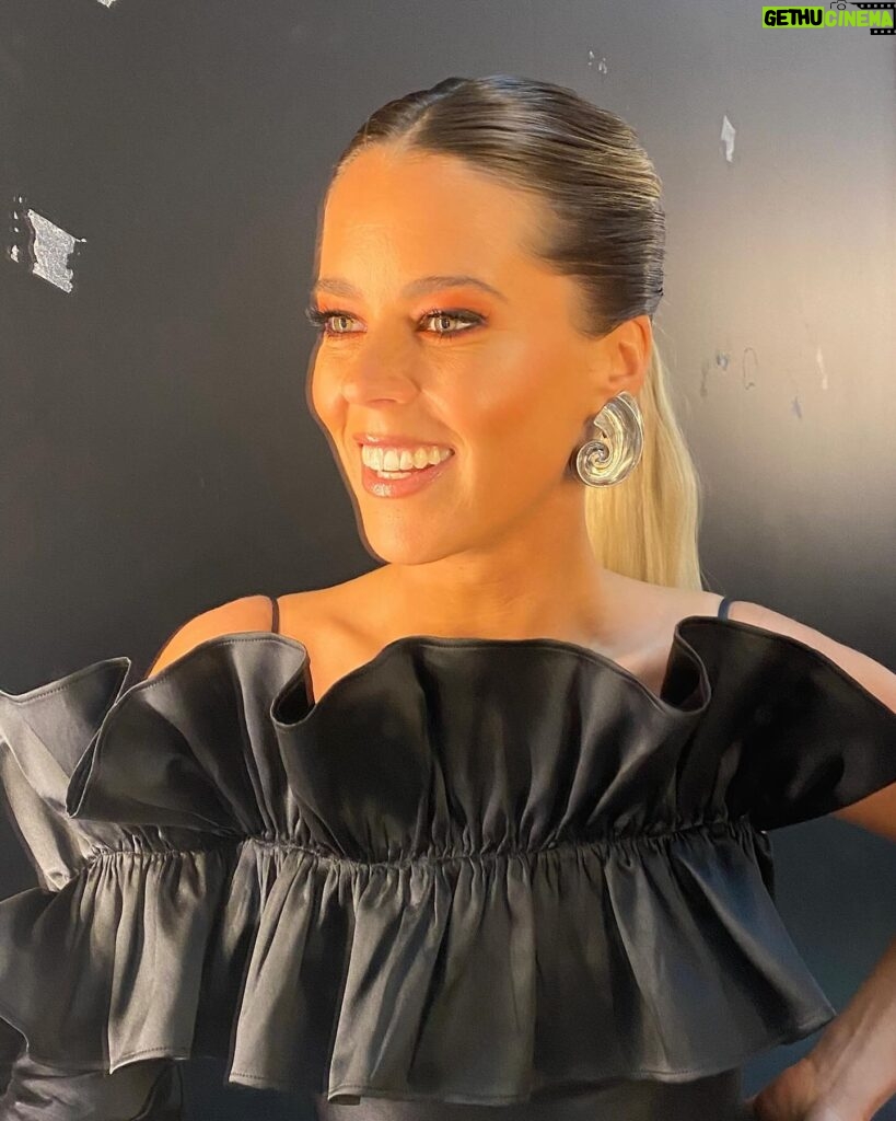 Inês Aires Pereira Instagram - Mais uma gala de @gottalentpt e eu estava bem montada! Makeup @nizaloureiroo_make_up Cabelo @davidxavier.hairpro Vestido LINDO @luiscarvalhoofficial Styling @gabrielapinheirostyling